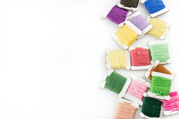 Kolorowe nici do haftu ułożone w paletę